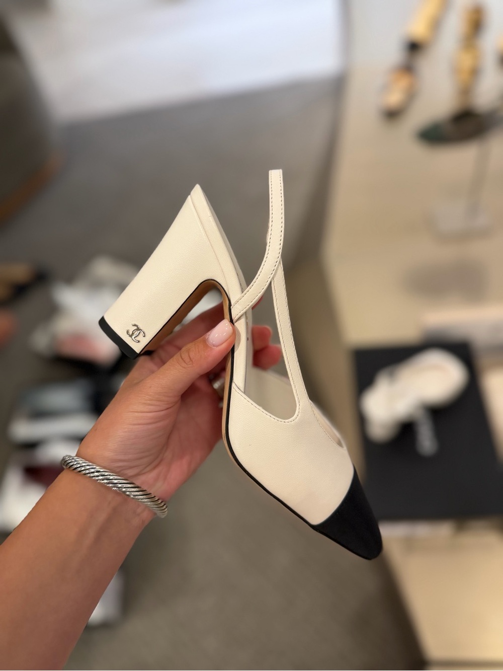 Chanel White and black cap
Toe slingback Pumps
